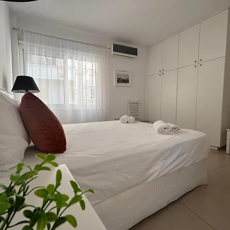 Modern 2br 70m From Finikoudes 아파트