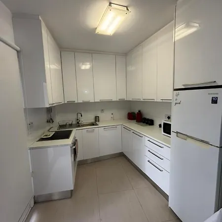 Modern 2br 70m From Finikoudes 라르나카