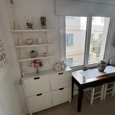 Modern 2br 70m From Finikoudes 라르나카