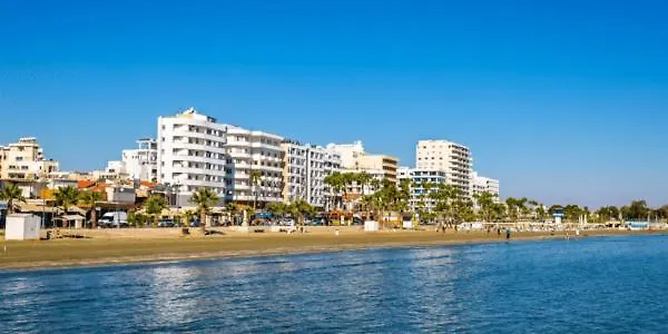 Modern 2br 70m From Finikoudes Appartamento