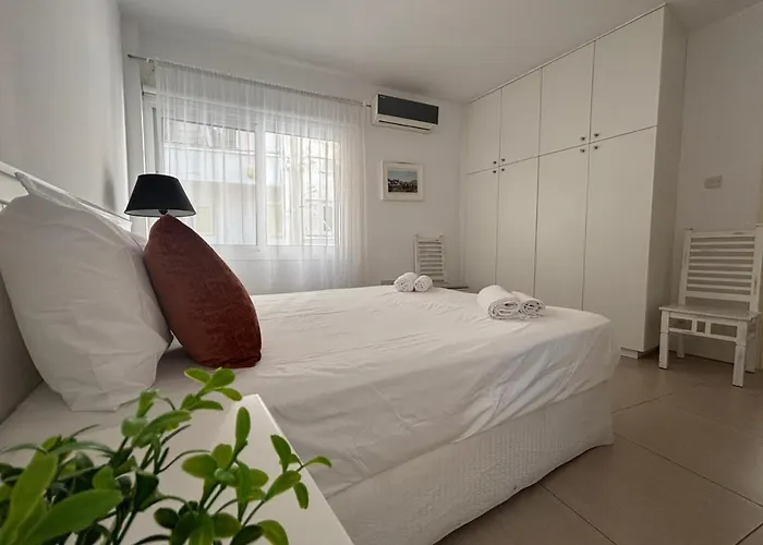 Modern 2br 70m From Finikoudes Appartamento