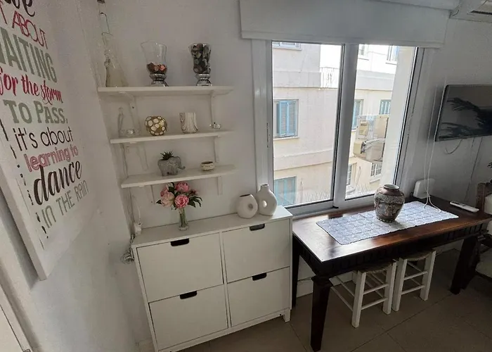 Modern 2br 70m From Finikoudes Ларнака