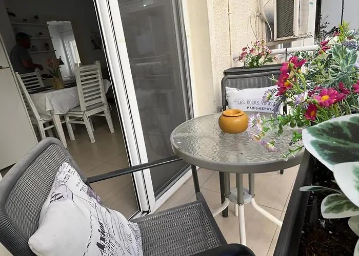 Modern 2br 70m From Finikoudes Appartamento