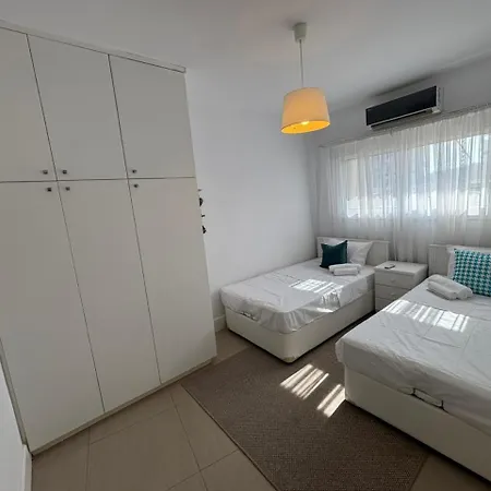 Modern 2br 70m From Finikoudes Apartament