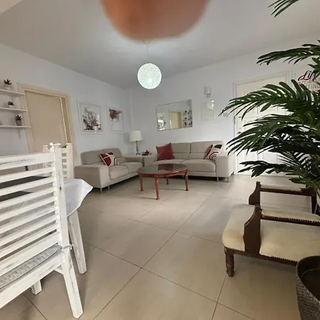 Modern 2br 70m From Finikoudes Apartment *